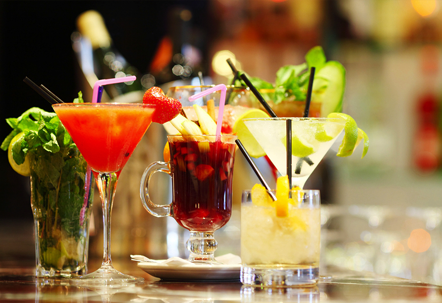 Leckere Drinks erwarten Sie an der Hotelbar, wo Sie den Tag entspannt ausklingen lassen können.