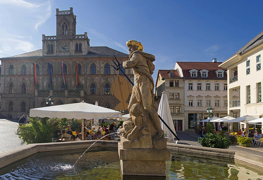 Der berühmte Neptunbrunnen ist auf dem schönen Marktplatz von Weimar zu finden.