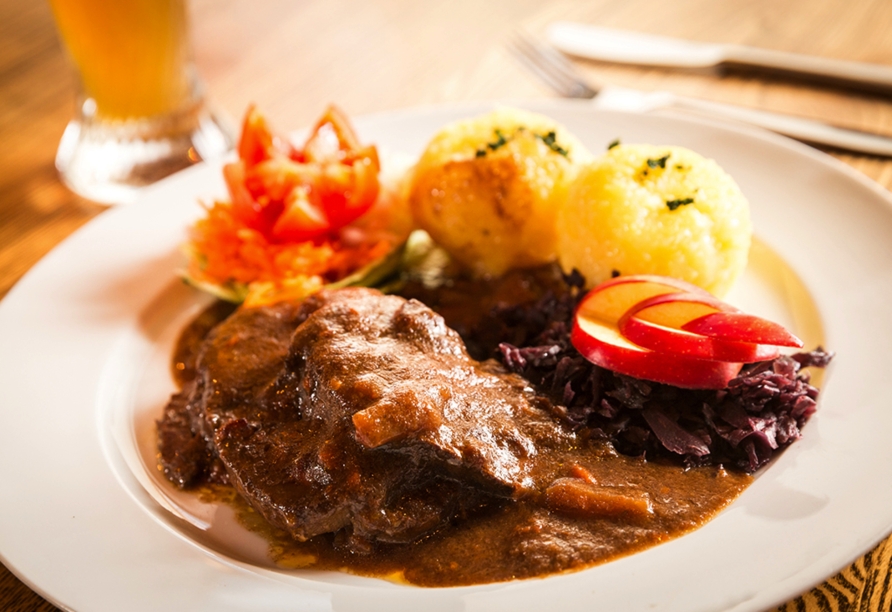 Lassen Sie sich nach einem schönen Spaziergang die leckere Hausmannskost im Hotel schmecken.