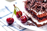 Genießen Sie ein Stück traditionelle Schwarzwälder Kirschtorte im Hotel Waldachtal.