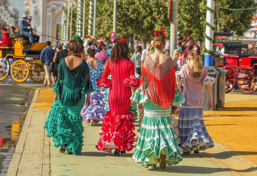Busrundreise Temperamentvolles Andalusien, Vier Frauen in Flamenco-Kleidern