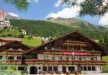 Sommerliche Außenansicht des Berghotels Alpenrast in Rein in Taufers 