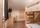 Beispiel eines separaten Kinderzimmers im Familienzimmer Zirm Family im Berghotel Alpenrast