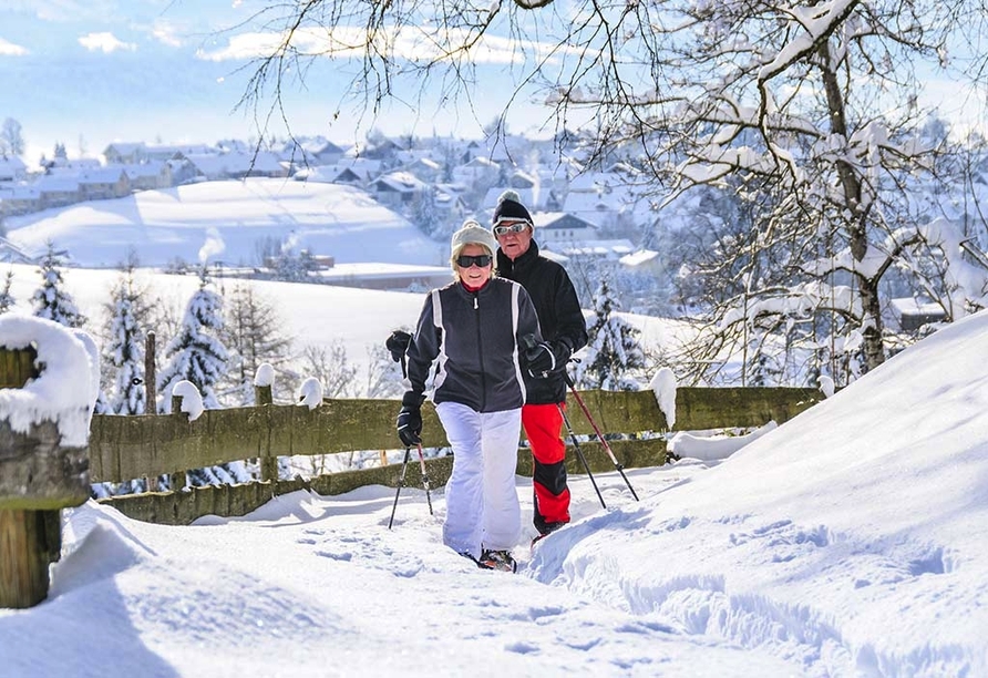 Gehen Sie auf eine Schneewanderung in der schönen Winterlandschaft.