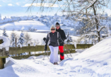 Gehen Sie auf eine Schneewanderung in der schönen Winterlandschaft.