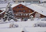 Außenansicht des Berghotels Alpenrast im Winter