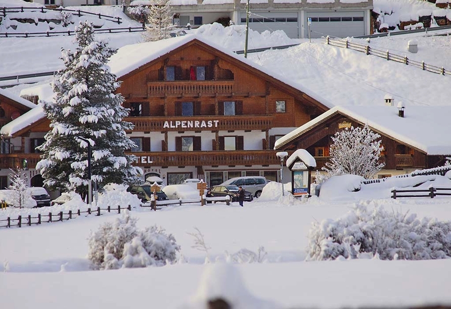 Außenansicht des Berghotels Alpenrast im Winter