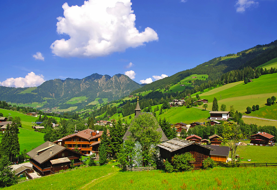 Alpbach ist umgeben von grünen Wiesen und einer herrlichen Bergwelt.