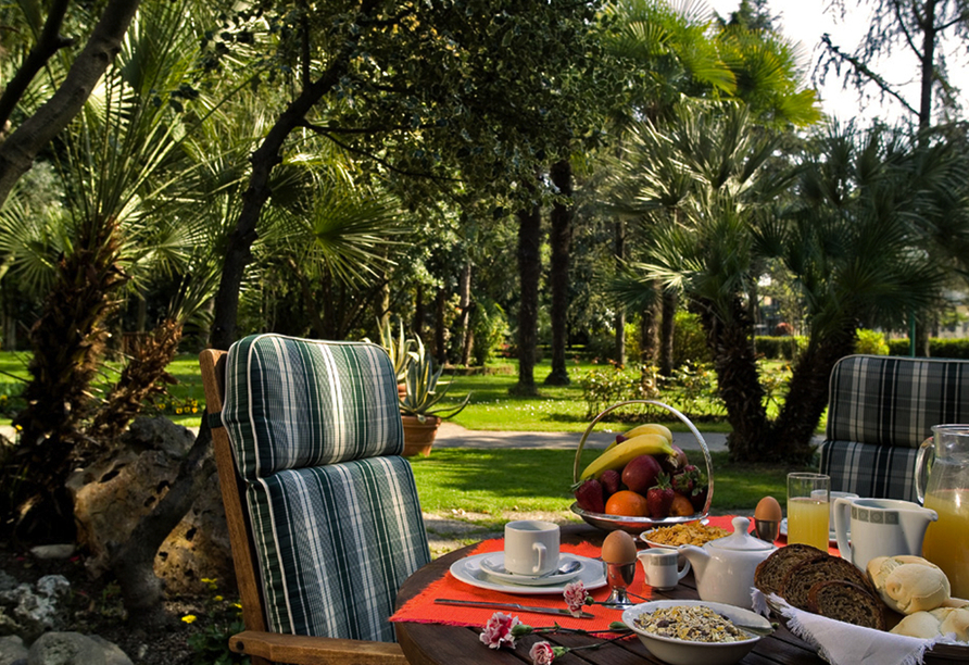 Genießen Sie ein reichhaltiges Frühstück im Garten des Hotel Terme Bologna in Abano Terme.