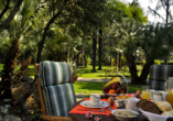 Genießen Sie ein reichhaltiges Frühstück im Garten des Hotel Terme Bologna in Abano Terme.