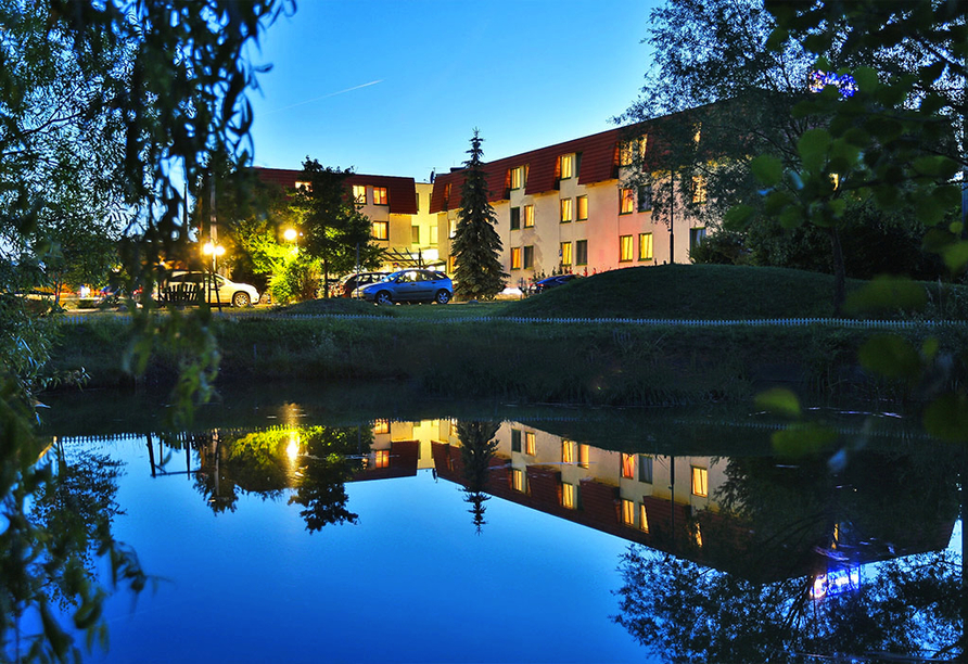 Der blick auf das Best Western Hotel Spreewald ist auch bei Dämmerung schön.