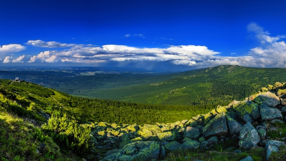 Bei Wanderungen können Sie immer wieder wunderbare Panoramablicke auf das Riesengebirge erleben.