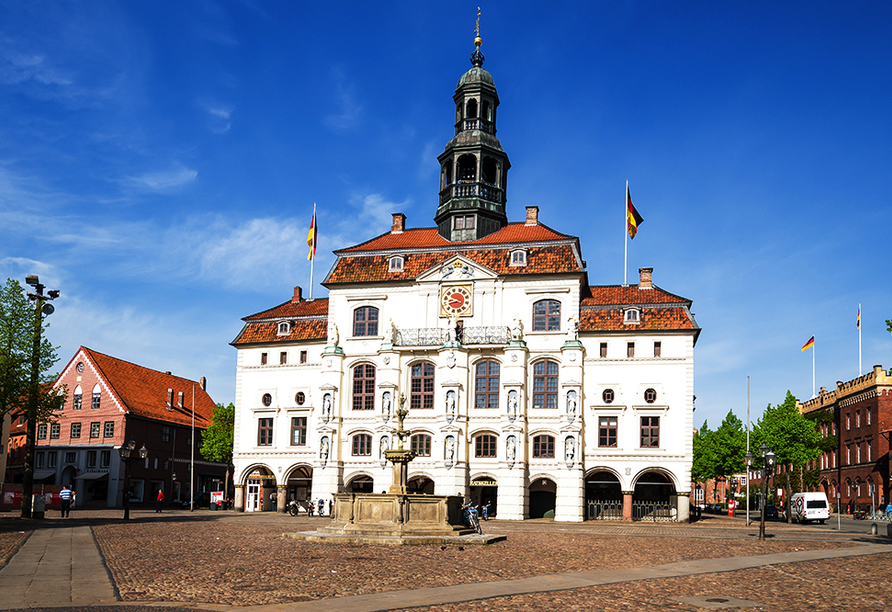 Ein Besuch in Lüneburg mit dem schmucken Rathaus lohnt sich.