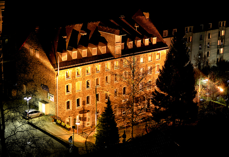 Außenansicht bei Nacht vom ACHAT Hotel Monschau