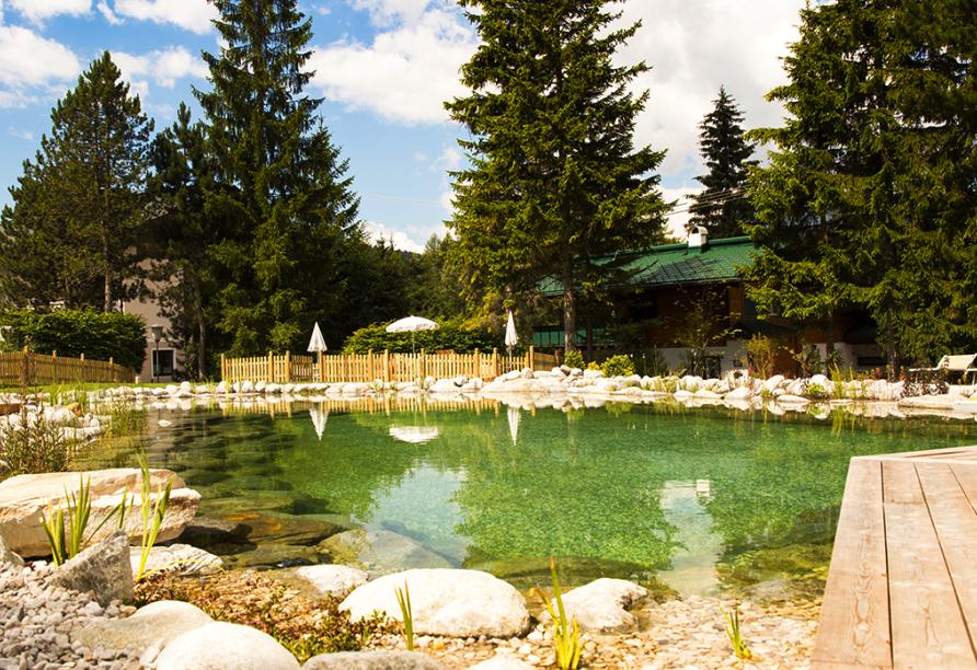 Der Naturbadeteich im Bergresort Seefeld lädt zum Verweilen ein.