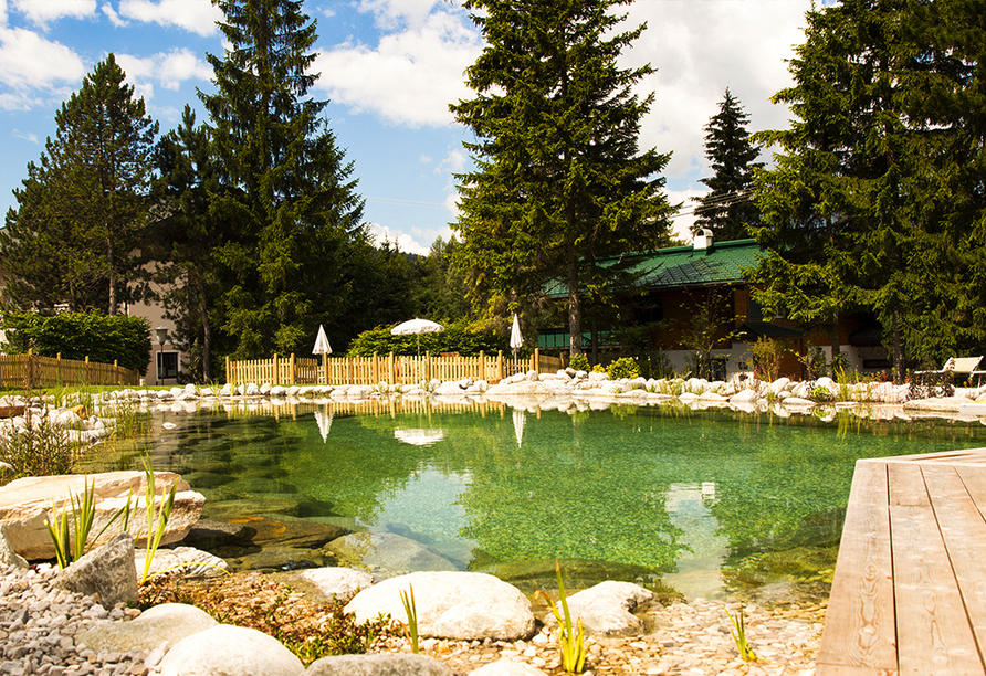 Der Naturbadeteich im Bergresort Seefeld lädt zum Verweilen ein.