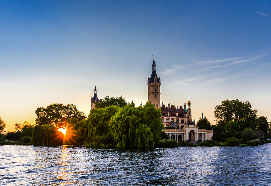 Das Schloss Schwerin begeistert mit seiner traumhaften Lage auf seiner Insel im Schweriner See.