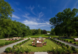 Entspannen Sie im weitläufigen Garten des Schlosshotels Wendorf.