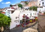 Unzählige Treppenstufen, Kopfsteinpflaster und enge, verwinkelte Gassen sind charakteristisch für Ibiza-Stadt.