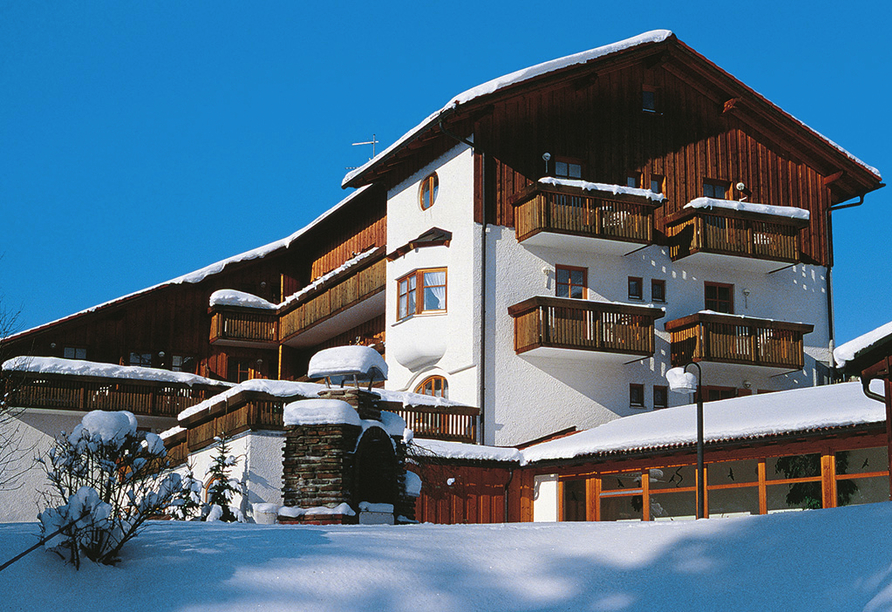 Winterliche Ansicht des Landhotels Margeritenhof Drachselsried