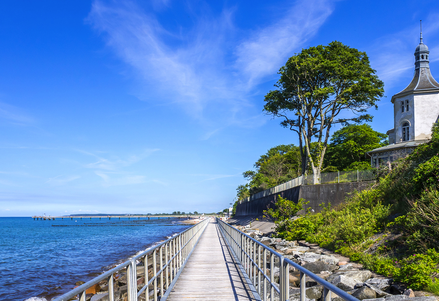 Die Ostsee lädt zum Spazieren ein.