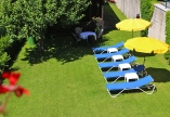 Auf der Liegewiese des Hotels Sonnleiten genießen Sie die Sonnenstrahlen.