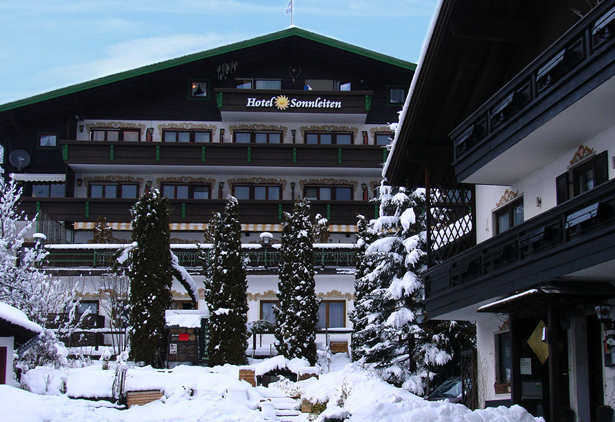 DEVA Hotel Sonnleiten in Reit im Winkl Chiemgau Bayern, Außenansicht im Winter