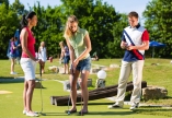 Eine Runde Minigolf bietet Freizeitspaß für Groß und Klein.