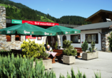 Genießen Sie die Sonne auf der Terrasse des First Mountain Hotels Zillertal.