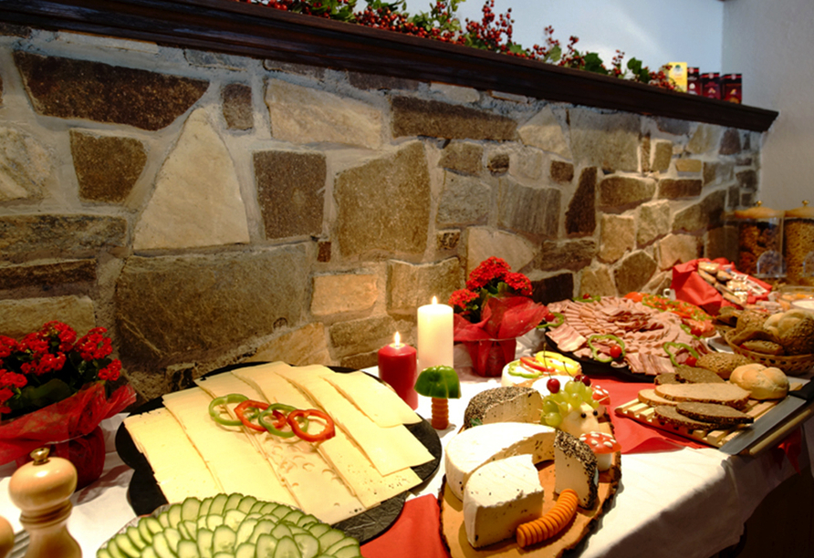 Hergerichtetes Abendbuffet im First Mountain Hotel Zillertal