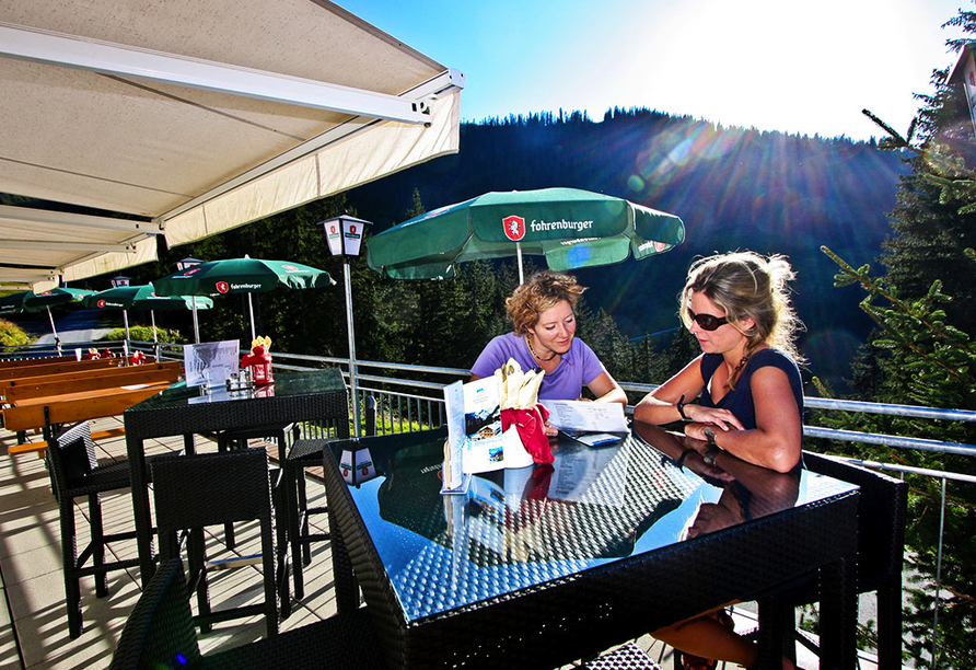 Genießen Sie die Sonne auf der Terrasse des Alpenhotels Garfrescha