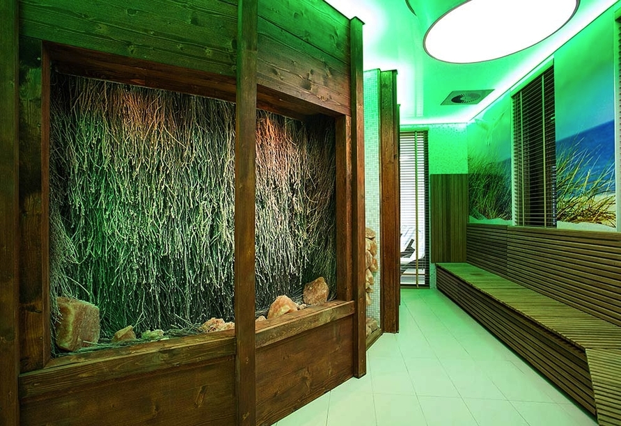 Der Wellnessbereich des Hotels hält eine Sauna, Dampfbad und Hallenbad zur Entspannung bereit.