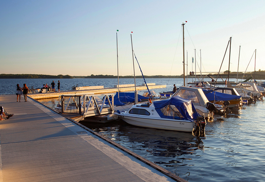 Der Stadthafen Senftenberg ist der ideale Ausgangspunkt für Bootsfahrten durch das Lausitzer Seenland.