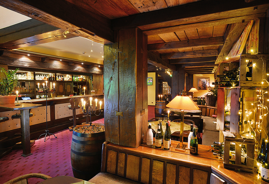 Die gemütliche Bar des Sauerland Alpin Hotels lädt zum Verweilen ein.