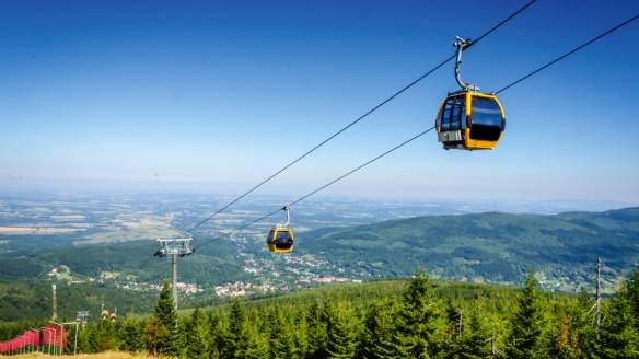 Fahren Sie mit der Seilbahn zu schönen Aussichtspunkten in Bad Flinsberg.