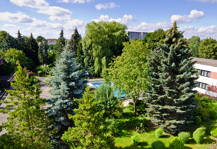 Der grüne Garten mit Pool im Hotel Solny 