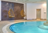 Hallenbad in der MAX-Therme im Hotel Maximilian.