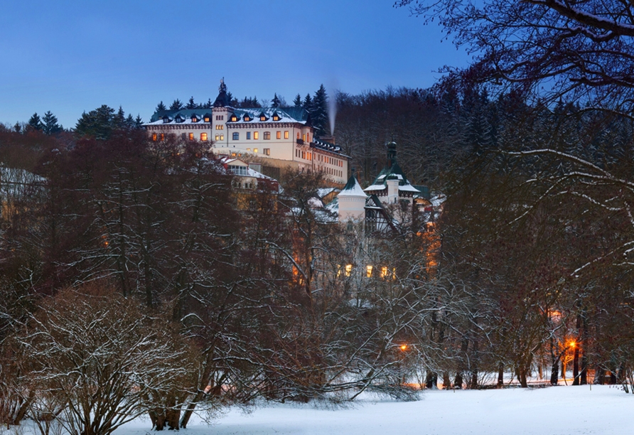 Außenansicht des Chateau Monty SPA Resort im Winter