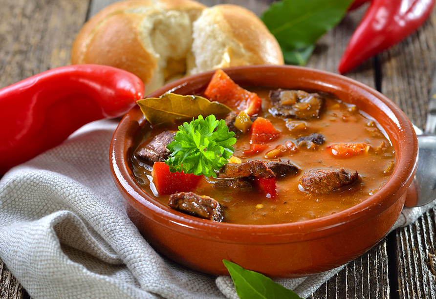 Traditionelle Speisen, wie die ungarische Gulaschsuppe, sind weltweit bekannt.