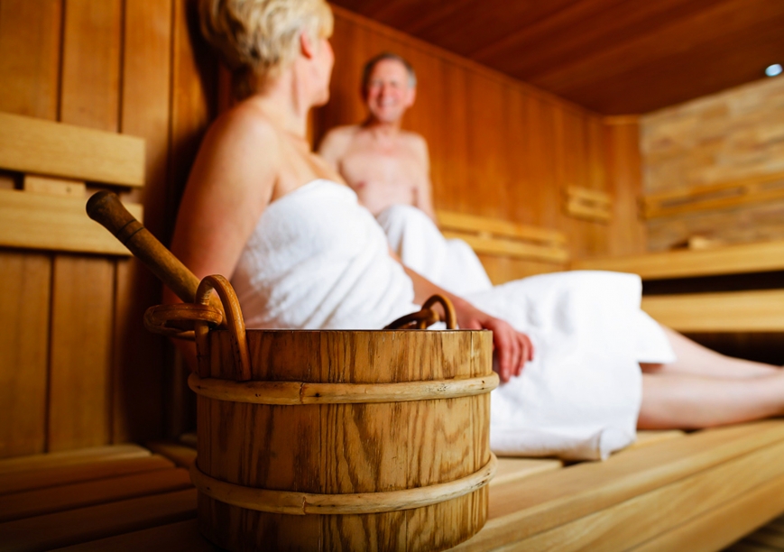 Der Wellnessbereich lädt zum Erholen ein.