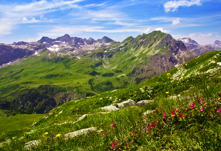 Genießen Sie bei einer Wanderung die atemberaubende Aussicht über die Tiroler Berge.