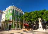 Lagos begeistert mit farbenfrohen Häusern, schattigen Plätzen und einem entspannten Lebensgefühl unter portugiesischer Sonne.