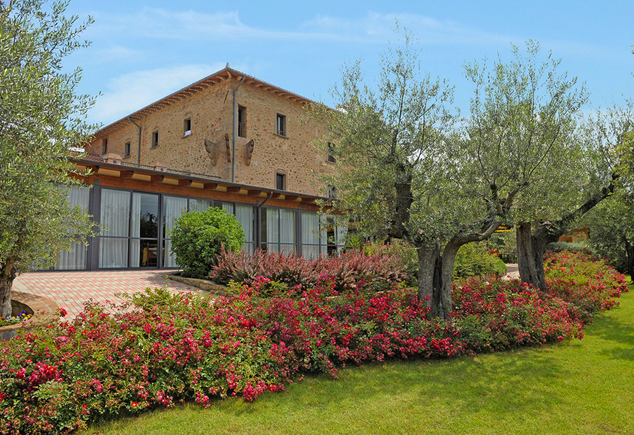 Hotel Villa Paradiso in Passignano sul Trasimeno, Garten
