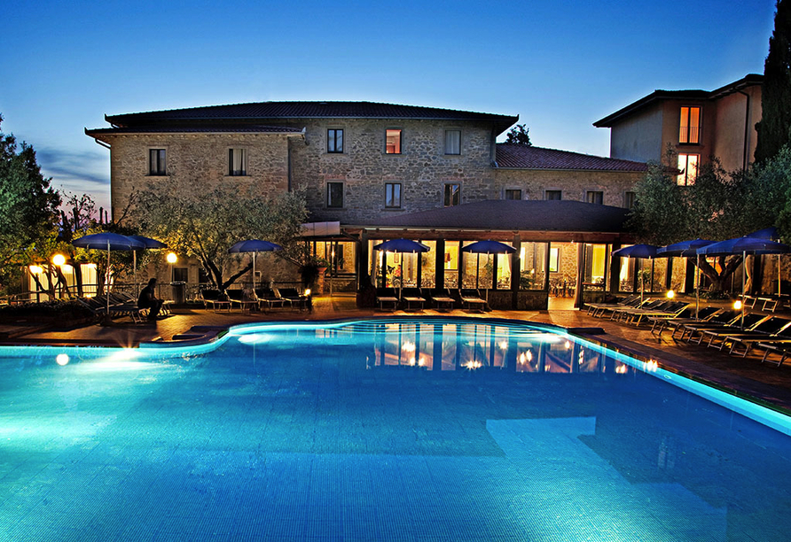 Der Poolbereich des Hotels Villa Paradiso am Abend