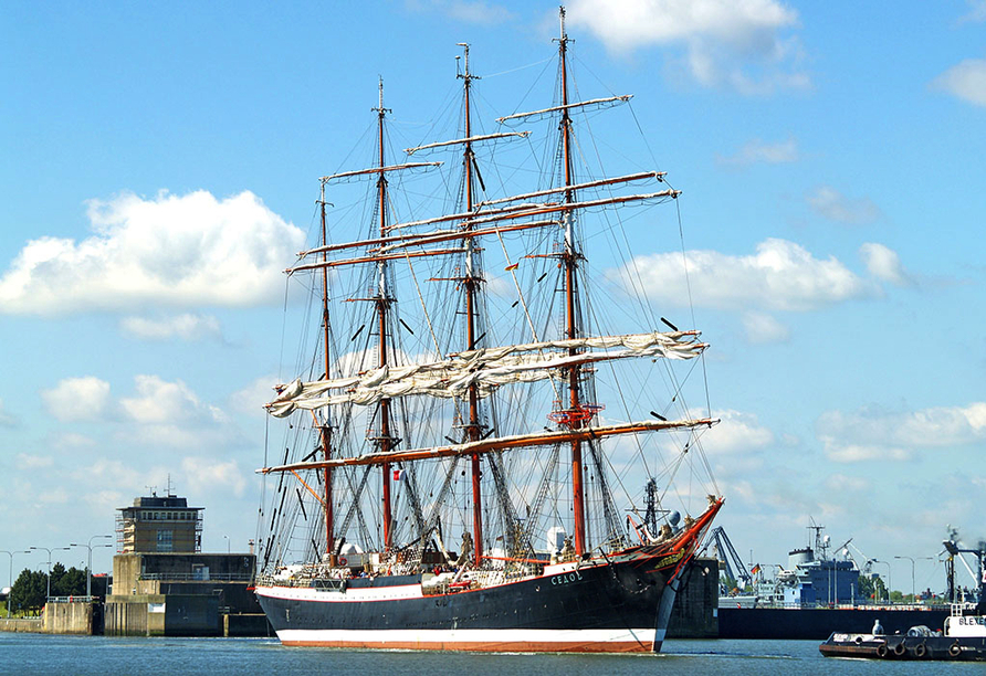 Am Hafen entdecken Sie imposante Segelschiffe und vieles mehr.