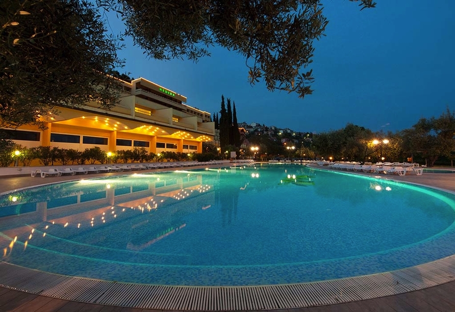 Hotel Hedera in Rabac in Kroatien, Abendansicht