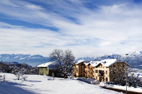 Das Hotel Stella delle Alpi in Ronzone ist im Winter in ein weißes Kleid gehüllt.