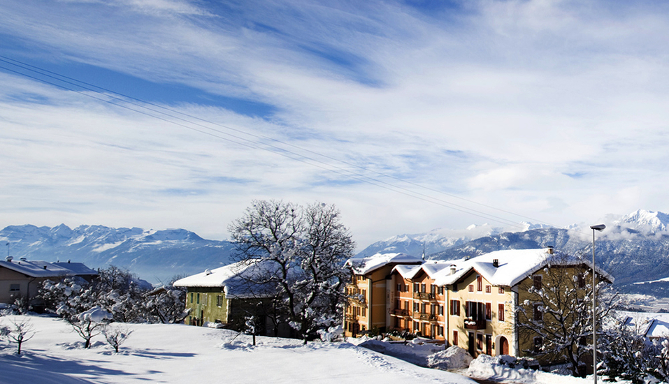 Das Hotel Stella delle Alpi in Ronzone ist im Winter in ein weißes Kleid gehüllt.