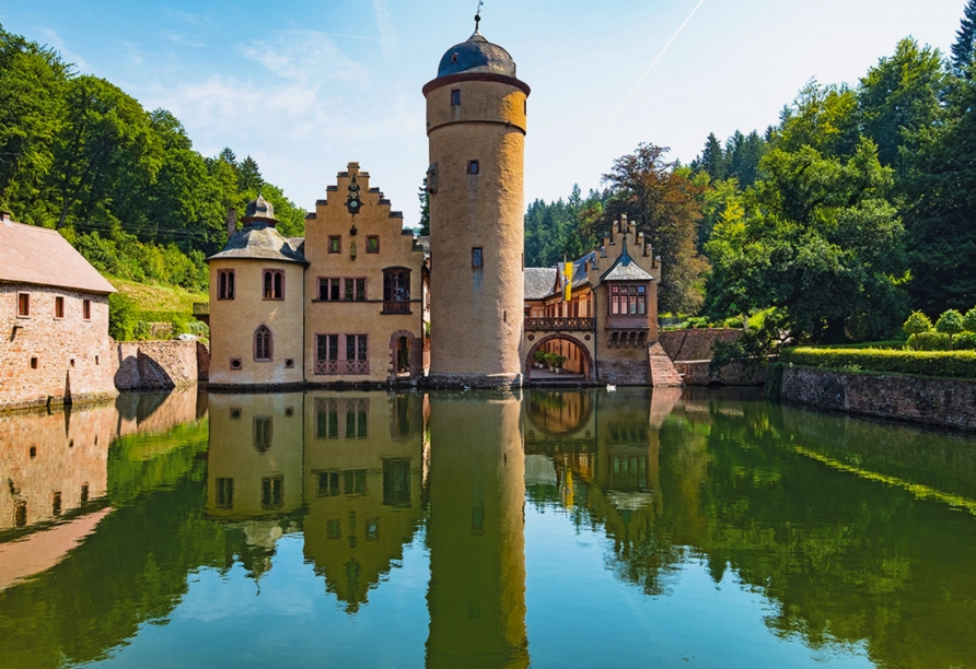 Besichtigen Sie das schöne Schloss Mespelbrunn.