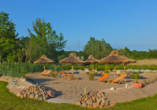 Nehmen Sie ein Sonnenbad in der Beach Lounge des Alago Hotels am See in Cambs.
